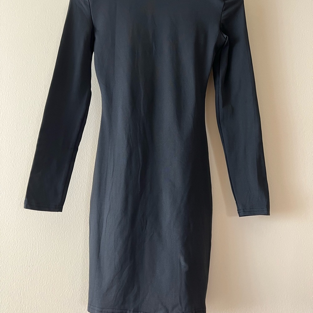 Fitted little black dress. - Picture 4 of 4